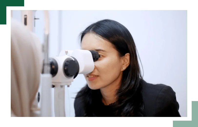 smile woman doing eyesight measurement with slit lamp